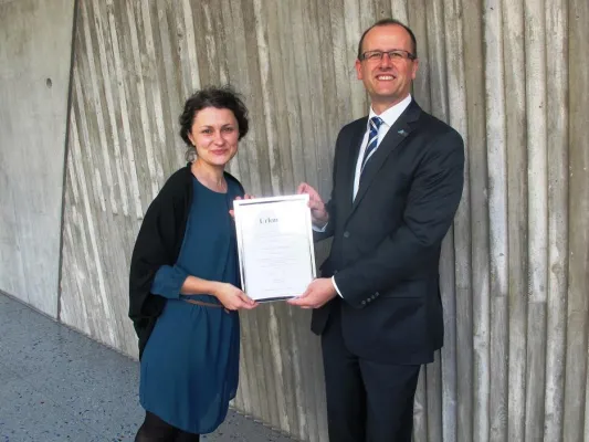 Bild: Absolventenpreis des Fördervereins: Dämmen für ein angenehmes Raumklima?