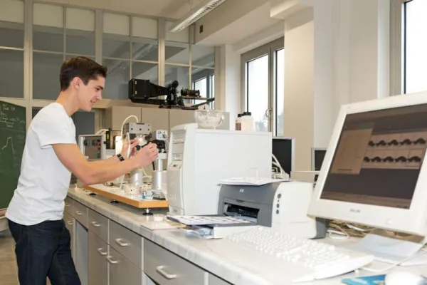 Bild: Bunter Herbst an allen drei Hochschulstandorten: Ferienkurse und Angebote zur Studienorientierung