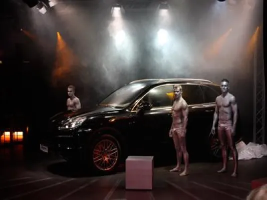 Bild: Die holger moll eventgroup überrascht bei der Präsentation des neuen Porsche Cayenne.
