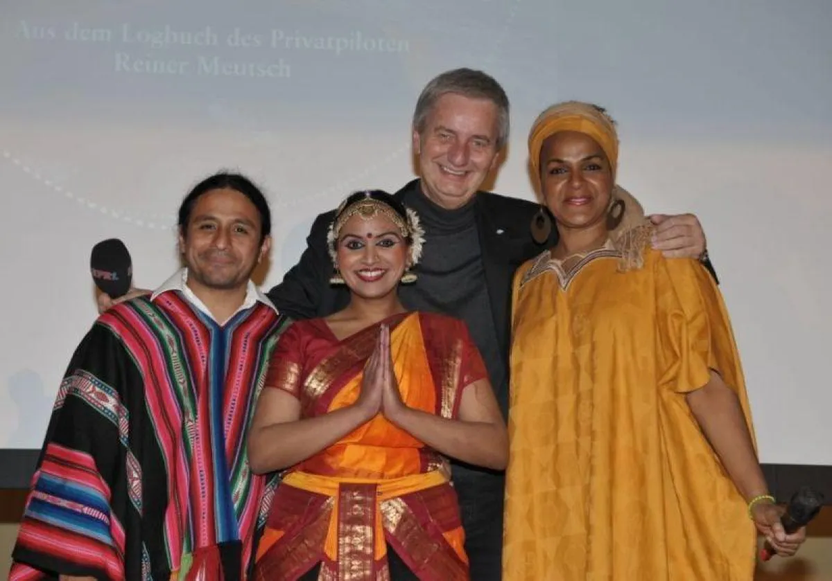 Reiner Meutsch inmitten seiner Künstler