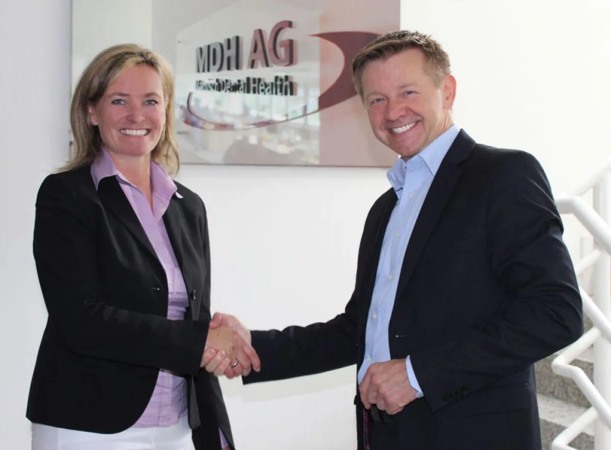 Ines Roosen, Vorstand Marketing & Vertrieb begrüßt den neuen Leiter Vertrieb Reiner S. Bandorf.