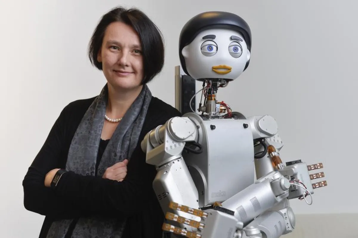 Prof. Dr. Britta Wrede vom Exzellenzcluster CITEC gehört zur Leitung des Projekts, das Roboter Floka – hier mit „sozialem Kopf“ – mit einer intelligenten Wohnung vernetzt. (Foto: CITEC/Universität Bie