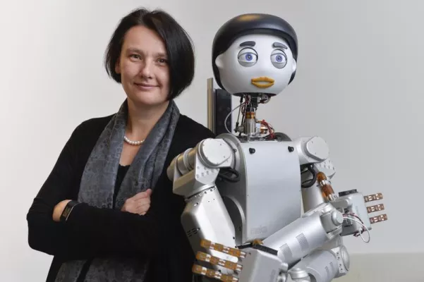 Bild: Sozialer Roboter und Datenklänge in fürsorglicher Wohnung