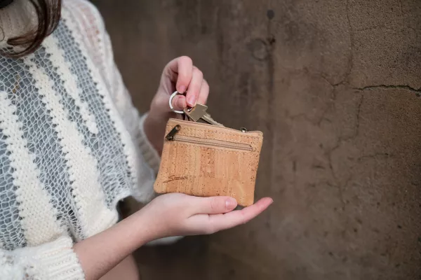 Bild: Neue, vegane Kork-Produkte bei Simaru: Schlüsseltasche, smart faltbares Brillenetui und Rolltop-Rucksack