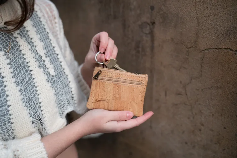Neue, vegane Kork-Produkte bei Simaru: Schlüsseltasche, smart faltbares Brillenetui und Rolltop-Rucksack Bild: Neue, vegane Kork-Produkte bei Simaru: Schlüsseltasche, smart faltbares Brillenetui und Rolltop-Rucksack