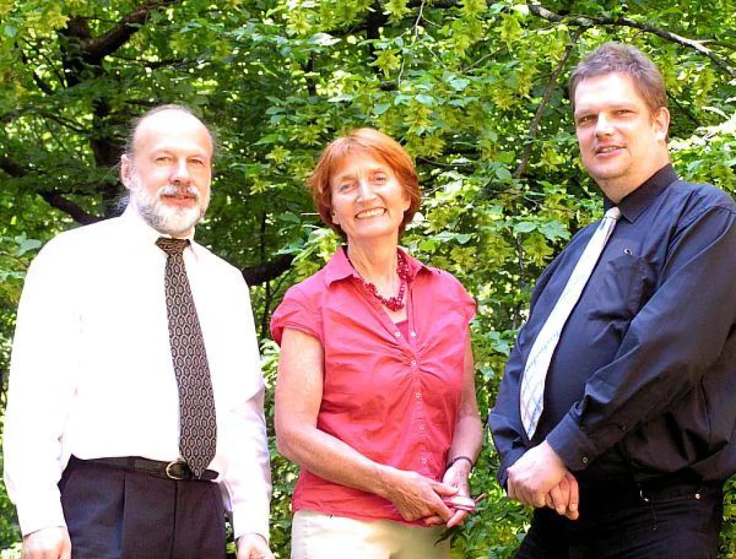 Ruth Paulig stellt sich der Frage des Monats des Bürgernetzverband e.V. (von links nach rechts: Bertram Gebauer, Projektinitiator, Ruth Paulig, Grüne und MdL, Dirk Kutsche, Vorsitzender Bürgernetzverb