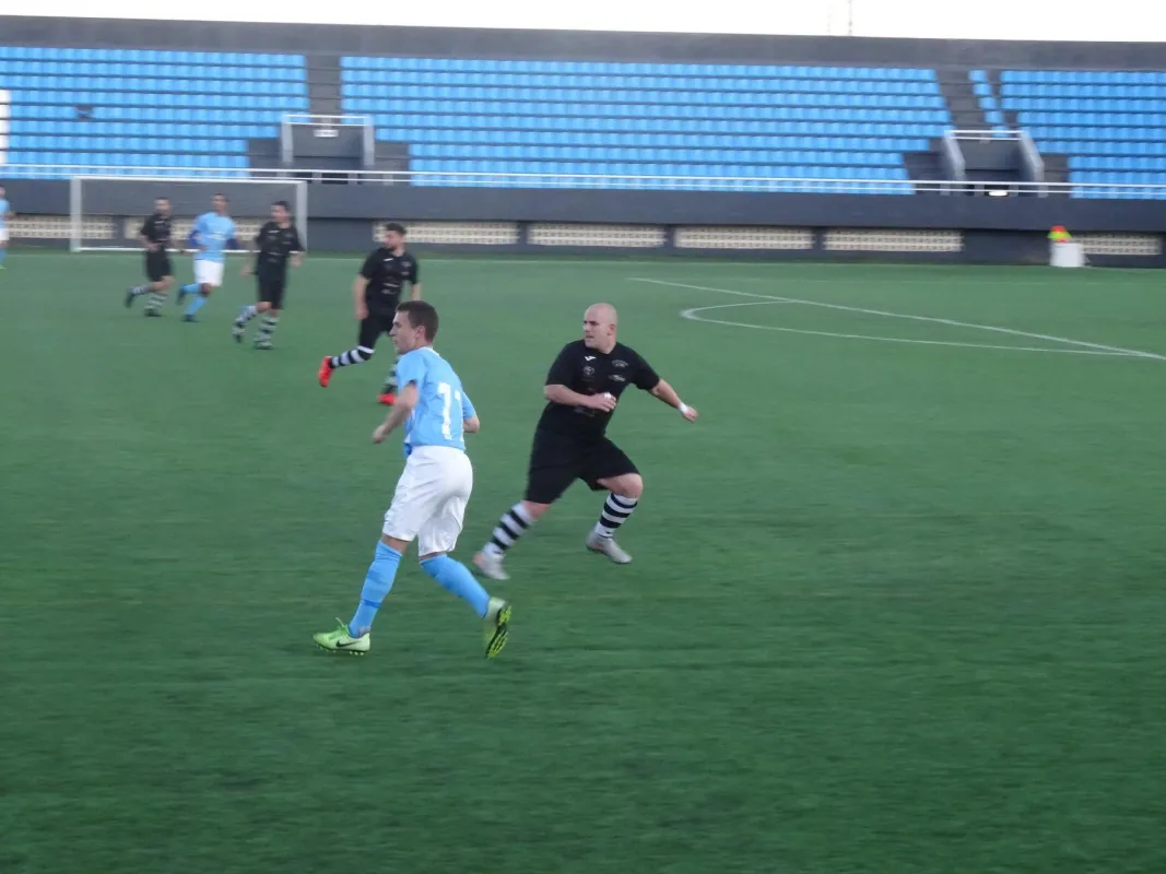 Victor Lochmann 11 - blau weiss - UD Ibiza