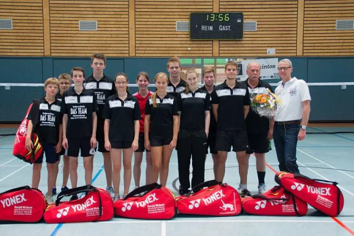 Bild: "Rotenburger Ratgeber" übergibt BAdminton-Taschen