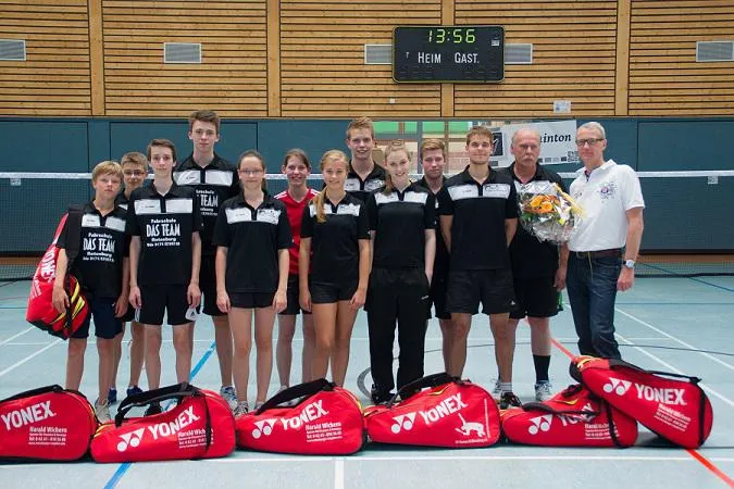 "Rotenburger Ratgeber" übergibt BAdminton-Taschen Bild: "Rotenburger Ratgeber" übergibt BAdminton-Taschen