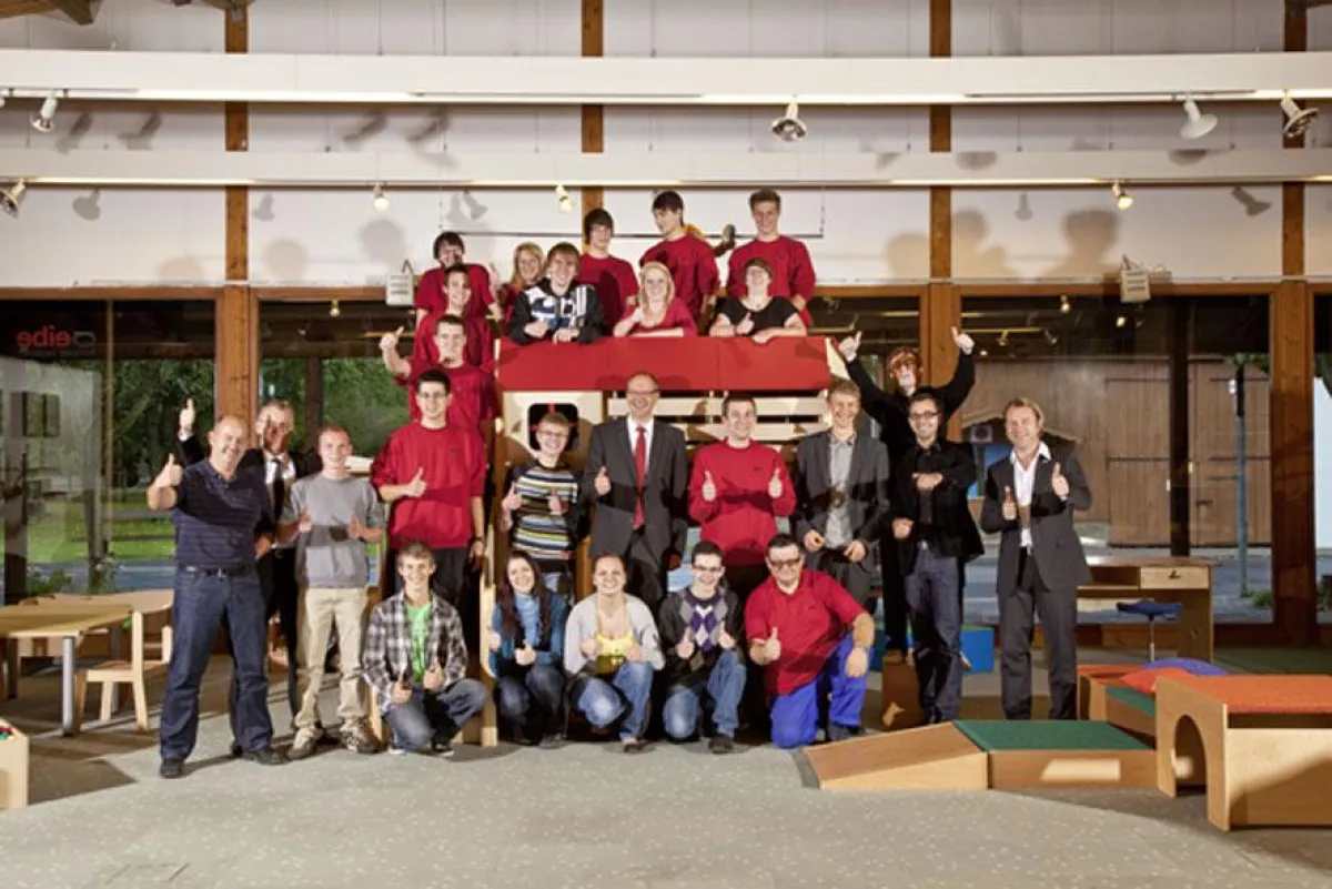 Die aktuellen Auszubildenden von eibe mit Ihren Ausbildern und den Geschäftsführern Tilo Eichinger und Peter Schnabel