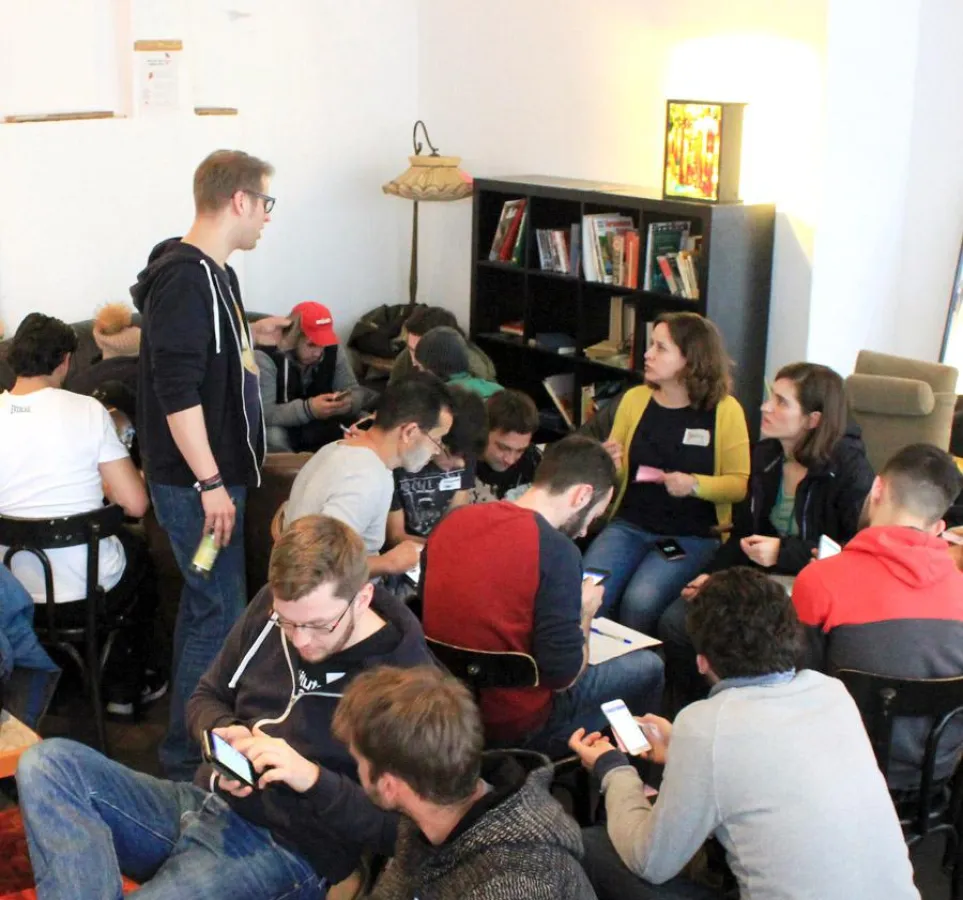 Workshop-Teilnehmer testen KonfettiApp in simulierten Nachbarschaften