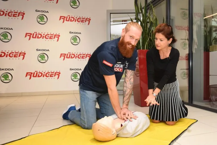 Dresdner Uniklinikum sucht Lebensretter - auf dem Eis, in Schulen und Einkaufszentren Bild: Dresdner Uniklinikum sucht Lebensretter - auf dem Eis, in Schulen und Einkaufszentren