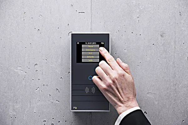 Bild: Im Spotlight der CeBIT zeigt PCS neue Zeiterfassungsterminals