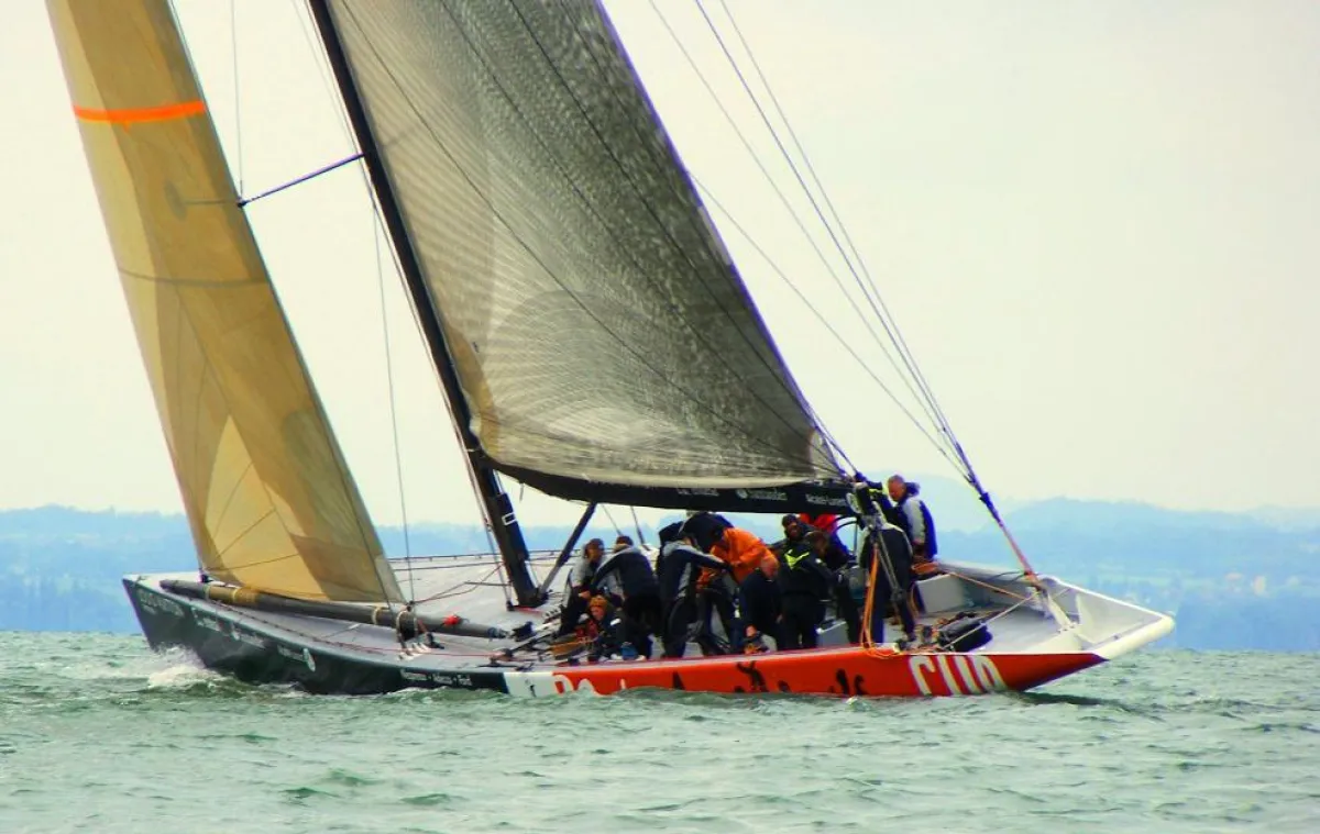 Die America´s Cup Yacht GBR 52 hart am Wind