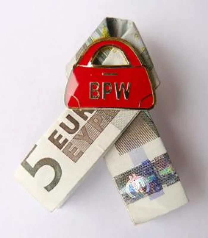 BPW-Pin der Berliner Rote-Taschen-Aktion zum Equal Pay Day