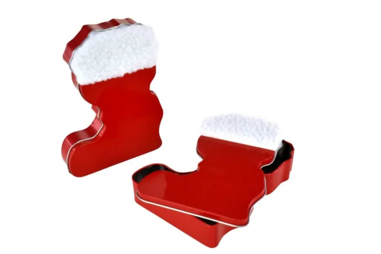 Bild: Weihnachten ist nicht mehr weit - Nikolausstiefel in rot und weitere Weihnachtsdosen als Verpackung