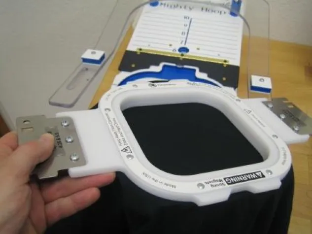 Bild: Einfaches Einspannen auf Tajima Stickmaschinen - der MightyHoop Stickrahmen