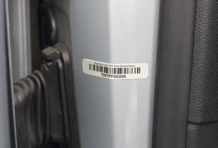 Bild: Kennzeichnung des Inventars mit Metalphoto®-Label