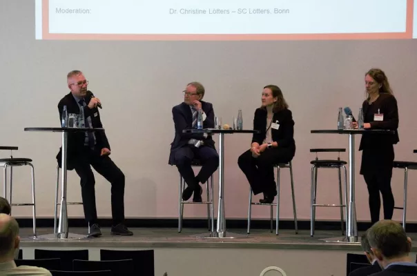 Ist Industrie 4.0 ohne MES (un)denkbar? - Experten diskutieren auf dem Podium zur Internationalen MES-Tagung Bild: Ist Industrie 4.0 ohne MES (un)denkbar? - Experten diskutieren auf dem Podium zur Internationalen MES-Tagung