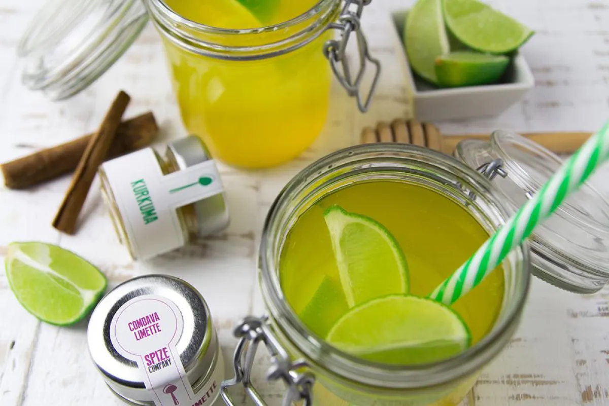 Kurkuma-Limetten-Wasser als Powerdrink
