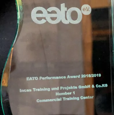 Bild: EATO vergibt mit PerformNet den EATO Award für herausragende Kundenorientierung an INCAS Training und Projekte