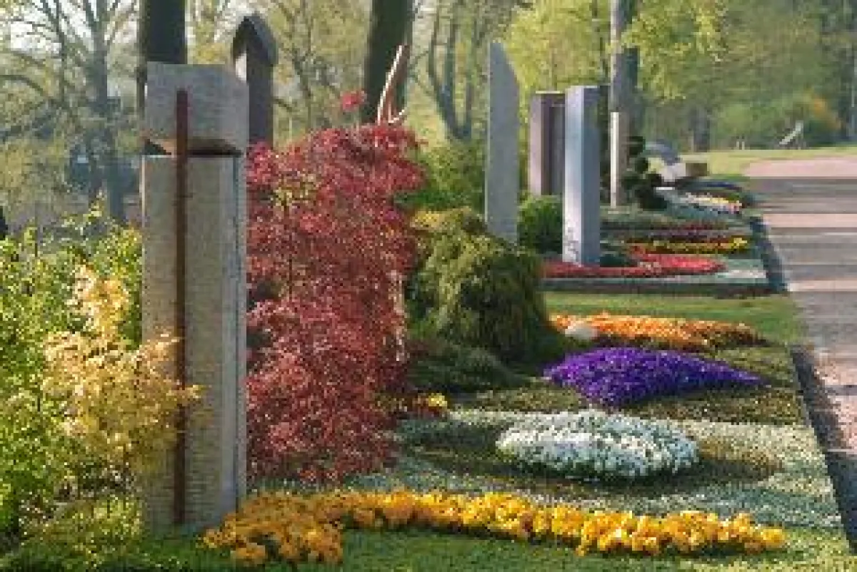 Farbenfroher Friedhof im Frühling: mit individueller Grabgestaltung überzeugen die Friedhofsgärtner ihre Kunden.