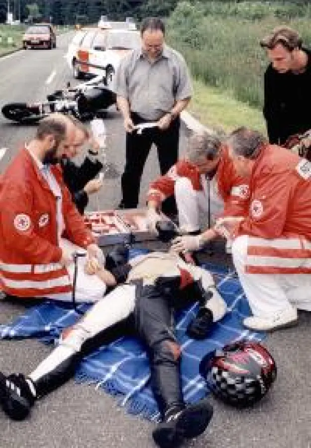 Für die Erstversorgung am Unfallort ist die Abnahme des Helms unumgänglich.