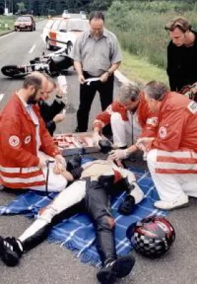 Bild: Bei Unfallopfern Helm abnehmen – aber richtig