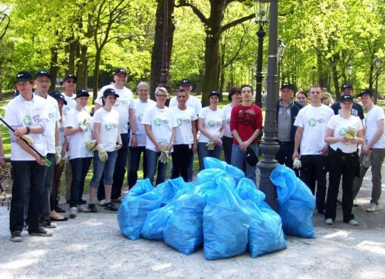 Bild: Earth Guest Day 2011 in Berlin: Accor Hotels sammeln Müll im Tiergarten