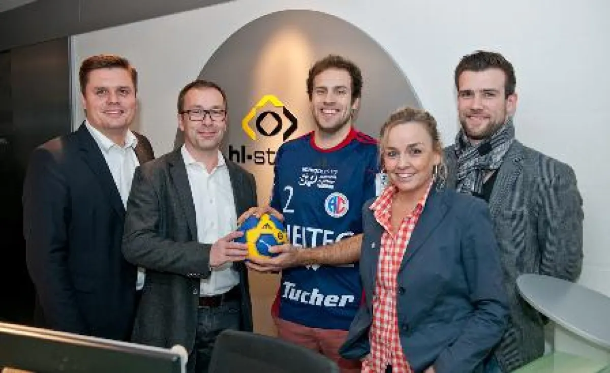(Foto: hl-studios ): Torjäger Moritz Weltgen zu Besuch beim Spielerpartner, den hl-studios