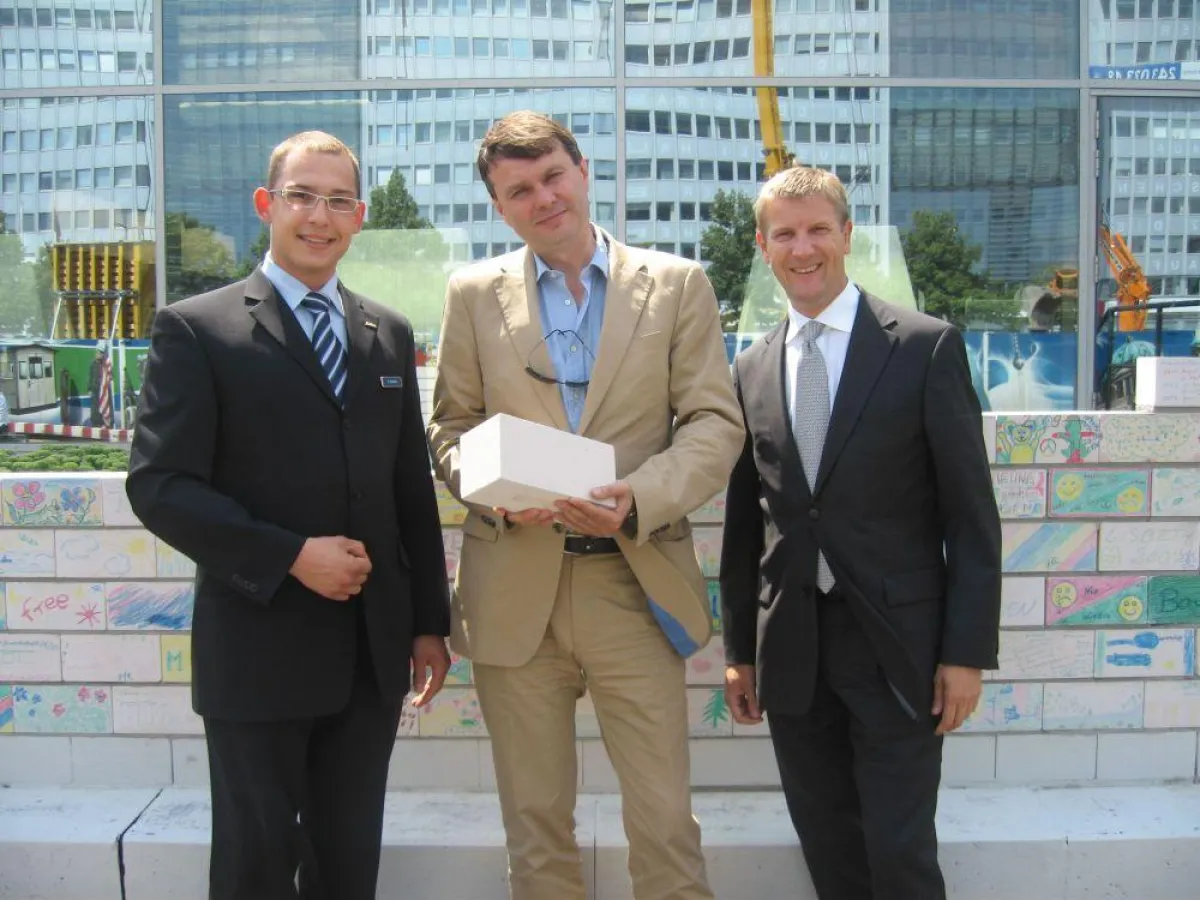 BTM Chef Burkhardt Kieker (Mitte) designed seinen Stein im Park Inn Berlin-Alexanderplatz (mit Hoteldirektor Thomas Hattenberger, rechts, und Projektleiter Daniel Miehahn).