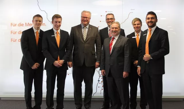 Bild: Auszubildende der Volksbank Mittelhessen interviewen hessische Politprominenz