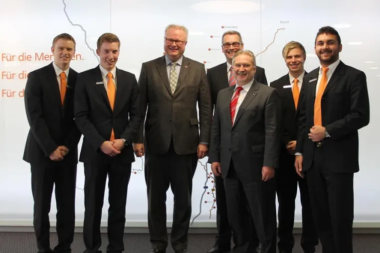 Bild: Auszubildende der Volksbank Mittelhessen interviewen hessische Politprominenz