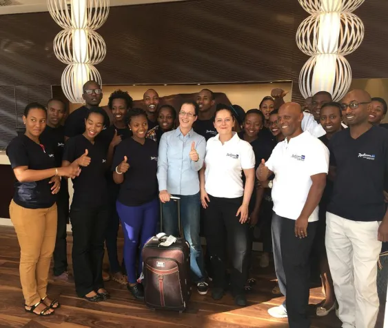 Talentförderung bei Radisson Blu: Mitarbeiter unterstützten in Kigali, Afrika Bild: Talentförderung bei Radisson Blu: Mitarbeiter unterstützten in Kigali, Afrika