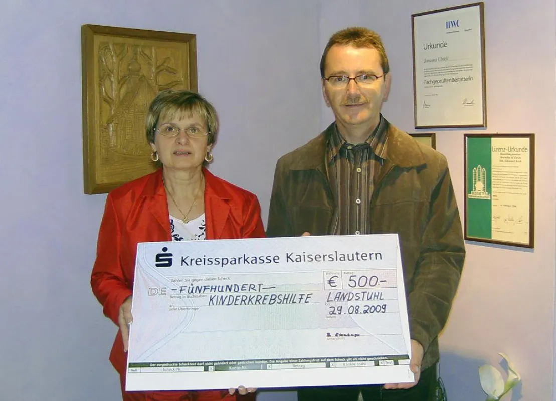 Robert Marhöfer freut sich über den Scheck für die Elterninitiative krebskranker Kinder im Saarland e. V., den er von Bestatterin Barbara Litzenberger nach der Veranstaltung überreicht bekam