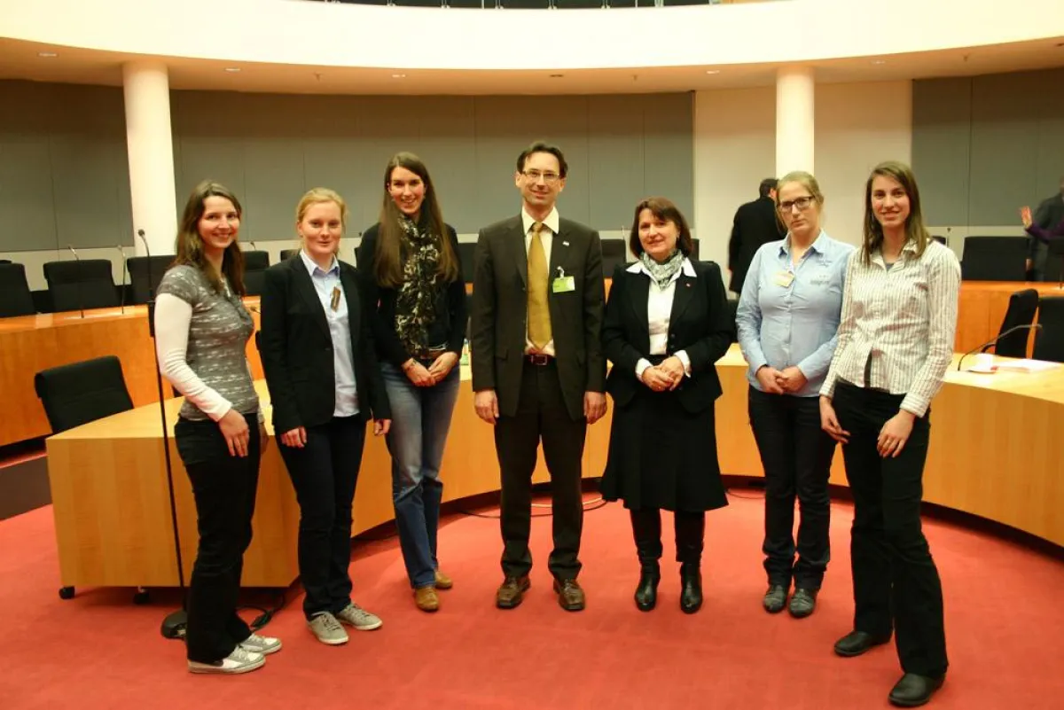 Prof. Dr. Sven Groß (Mitte) und MdB Heike Brehmer (3.v.r.).