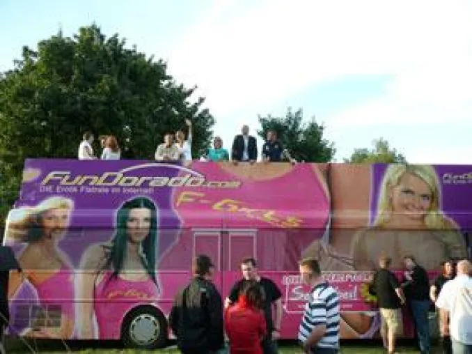 Die Farbe Lila: ein ungewöhnliches Job-Angebot zur ilovedorado-Tour Bild: Die Farbe Lila: ein ungewöhnliches Job-Angebot zur ilovedorado-Tour