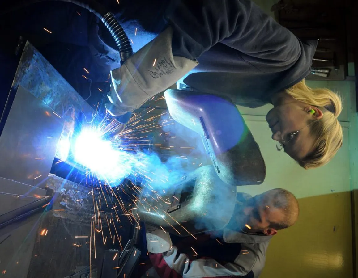 Die Mühen haben sich gelohnt: Die dreifache Mutter Franziska Preißler, hier mit dem Ausbilder Alexander Müller vom IHK-Bildungshaus, hat wieder Arbeit gefunden ? noch dazu in einer Männerdomäne.