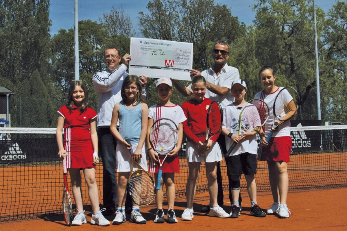 Die jungen Mitglieder des TC 66 Herzogenaurach freuten sich mit dem Vorsitzenden des Tennisvereins, Thomas John,  über die Spende, die Thomas Posch, Prokurist von MAUSS, überreichte.
