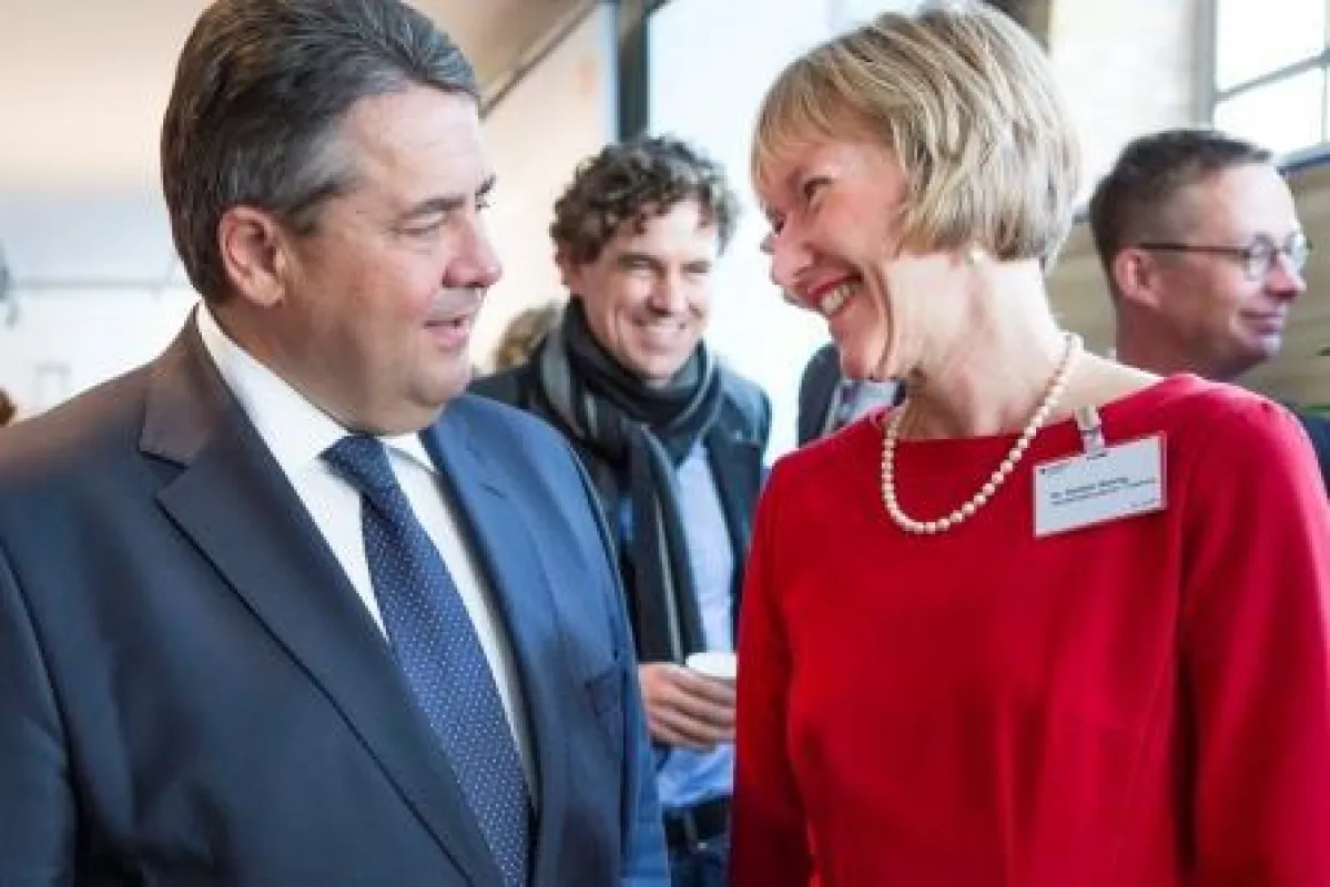 Wirtschaftsminister Sigmar Gabriel und Dr. Kerstin Gernig bei der Initiative 