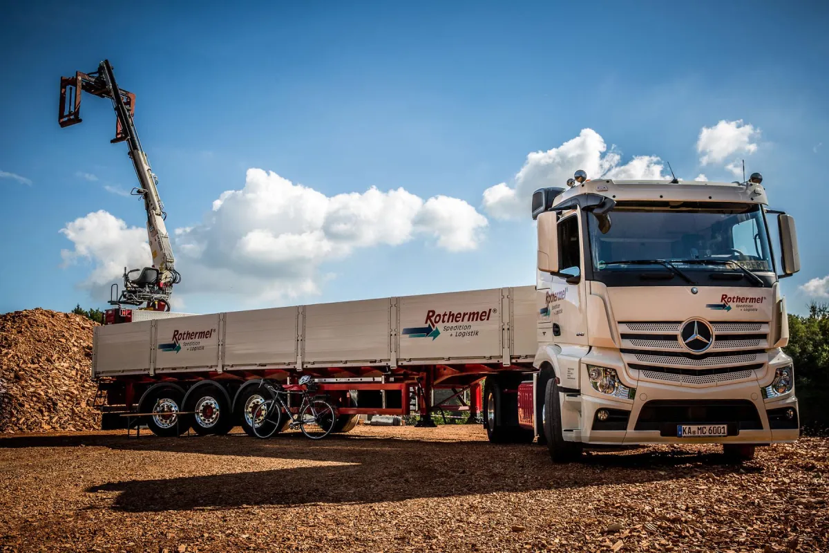 Im ELVIS-Baustoff-Netzwerk sind heute 18 Partnerspeditionen mit 750 Lkw im Einsatz. (Foto: Spedition