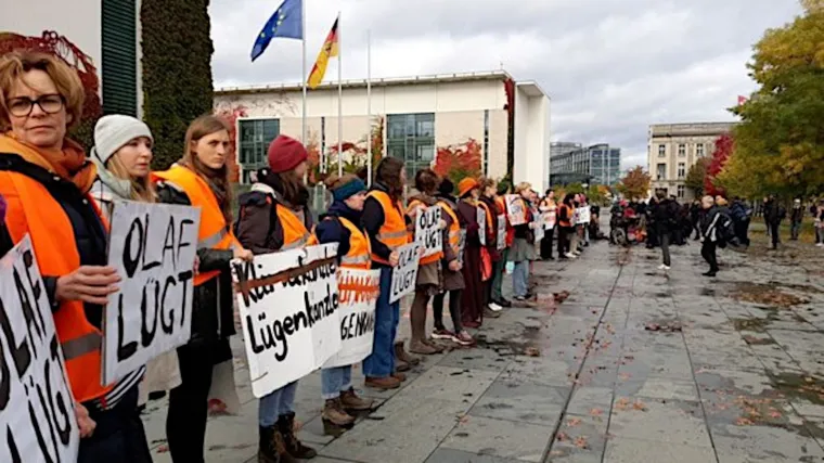 "Olaf lügt" - Protest am Bundeskanzleramt Bild: "Olaf lügt" - Protest am Bundeskanzleramt