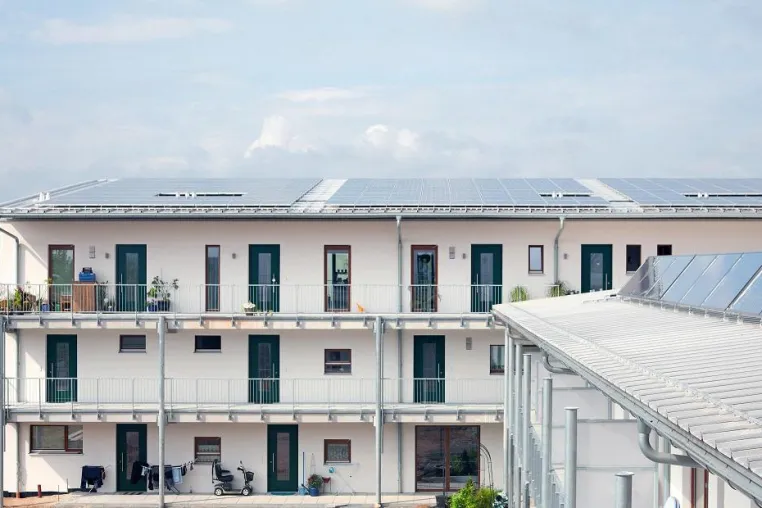 Bild: NATURSTROM AG setzt Vorzeigeprojekt erfolgreich um: Mieter beziehen Solarstrom direkt vom Dach