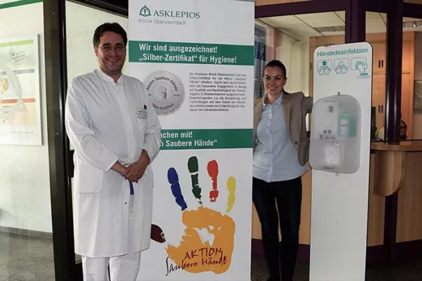 Bild: Silberzertifikat „Saubere Hände“ für die Asklepios Klinik Oberviechtach