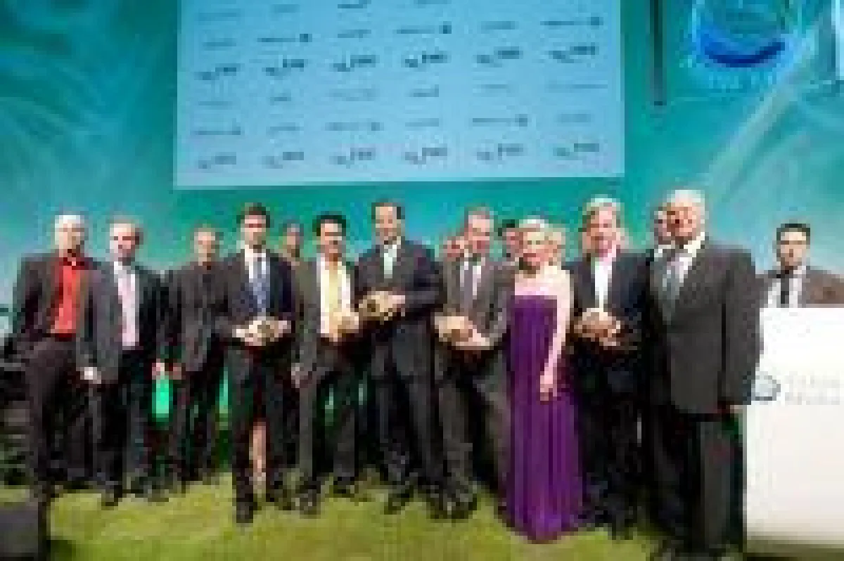 Gruppenbild mit Gewinnern und Laudatoren des Clean Tech Media Awards 2009