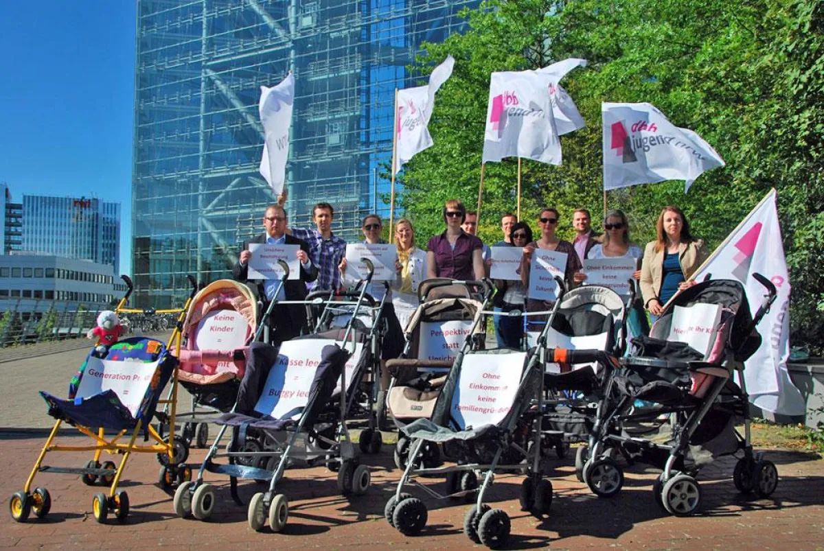 Mit leeren Buggys demonstrieren Vertreter der dbbj nrw vor der Düsseldorfer Staatskanzlei