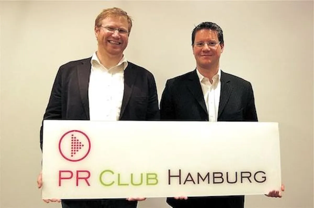 v. l. n. r.: Nico Lumma (Director Social Media Scholz & Friends) und Torsten Panzer (Vorstandsvorsitzender PR Club Hamburg)