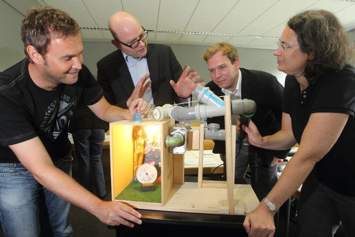 Elmar Stevens von B.A.U.M. erklärt den angehenden Energie-Effizienz-Managern die Klimaanlage