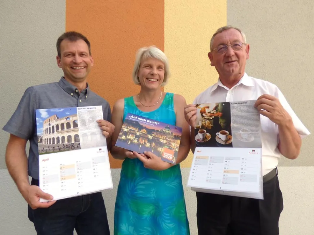 Heinz (m), Hitzelberger (l) und Zeller (r) stellen den Kolping-Kalender 2020 mit Reiseberichten vor.