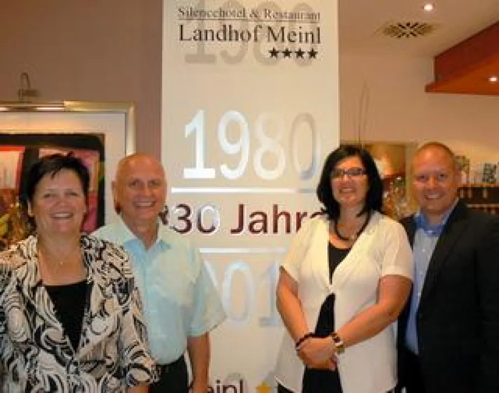 Gerda und Willi Meinl mit Tochter Silvia Seyser und Lebenspartner Jörg Pahl mit Neu-Ulms Oberbürgermeister Gerod Noerenberg.
